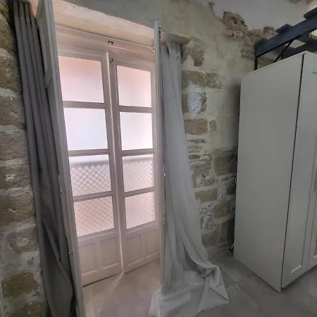 Renovated - Downtown Apartment