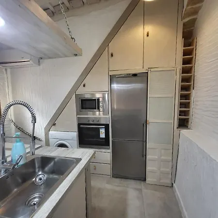 Renovated - Downtown Apartment