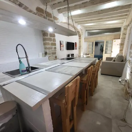 Renovated - Downtown Apartment