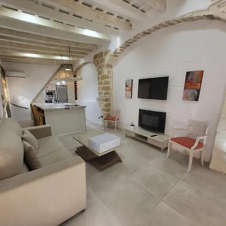 Renovated - Downtown Apartment